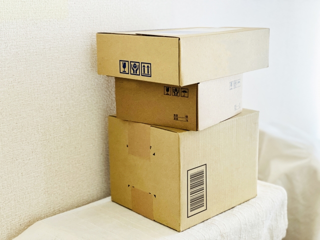 積み重ねられた三つの段ボール箱