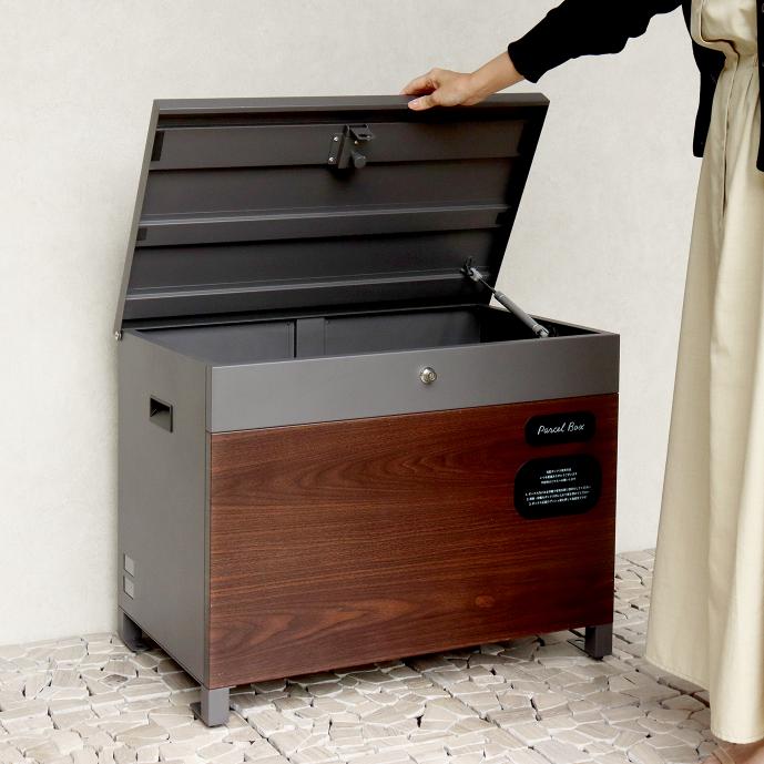 屋外に設置された木製デザインの収納箱
